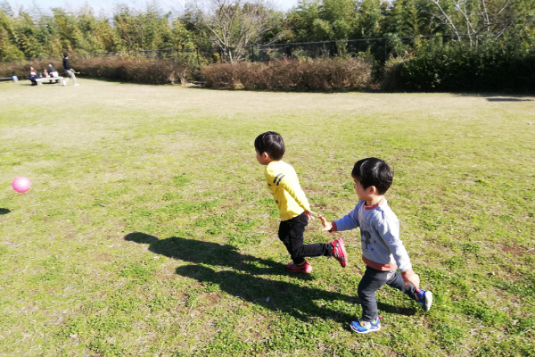 ボールで遊ぶ子ども